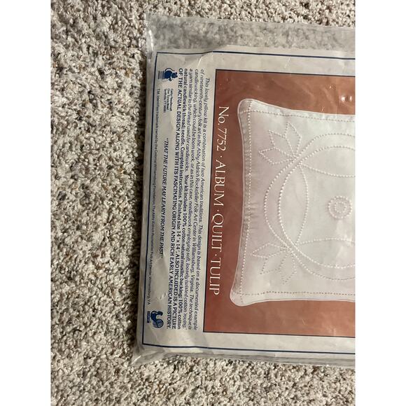 Williamsburg Candlewicking Pillow Album Quilt Tulip Folk Art #7752 - Picture 4 of 7